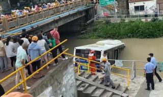 上海一公交失控坠河 上海一公交失控坠河